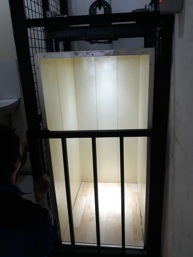 Lift Barang 1 ton, 4 lantai.