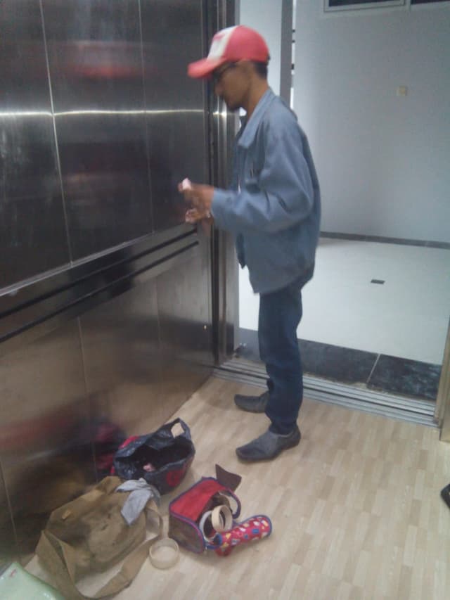 Maintenance hospital lift, 4 lantai.